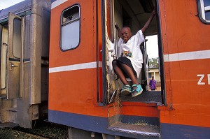 ENFANT JOUANT DANS UN TRAIN A LA FRONTIERE ENTRE LA COTE D'IVOIRE ET LE BURKINA FASO 