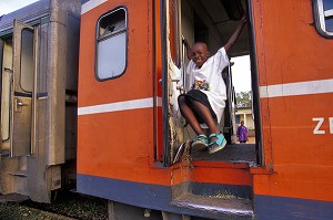 ENFANT JOUANT DANS UN TRAIN A LA FRONTIERE ENTRE LA COTE D'IVOIRE ET LE BURKINA FASO 