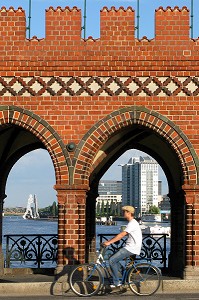 PONT OBERBAUMBRUCKE SUR LA SPREE ET MOLECULE MAN EN ARRIERE PLAN, QUARTIER DE KREUTZBERG, BERLIN, ALLEMAGNE 