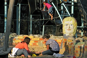 JARDIN D'ENFANTS DANS UN PARC AVEC AIRE DE JEUX, BERLIN, ALLEMAGNE 