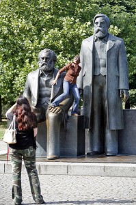 MARX ENGELS FORUM, INAUGURE EN 1986, LES DEUX COLOSSES DE BRONZE REPRESENTENT KARL MARX ET FRIEDRICH ENGELS, BERLIN, ALLEMAGNE 