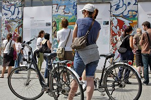 CYCLISTES ET TOURISTES DEVANT DES FRAGMENTS DU MUR DE BERLIN, POTSDAMER PLATZ, BERLIN, ALLEMAGNE 