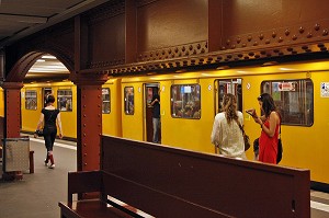 METRO LIGNE U2, ALEXANDERPLATZ, BERLIN, ALLEMAGNE 