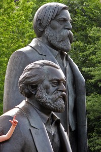 MARX ENGELS FORUM, LES DEUX COLOSSES DE BRONZE REPRESENTENT KARL MARX ET FRIEDRICH ENGELS, BERLIN, ALLEMAGNE 