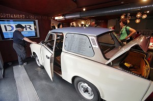 SIMULATEUR DE CONDUITE D'UNE TRABANT, DDR MUSEUM, MUSEE LUDIQUE CONSACRE A LA VIE QUOTIDIENNE DES EX BERLINOIS DE L'EST : DES VACANCES SUR LA BALTIQUE AU FILET DE LA MENAGERE, EN PASSANT PAR LE SYSTEME D'ECOUTE DE LA STASI, BERLIN, ALLEMAGNE 