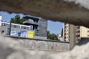 MEMORIAL DU MUR DE BERLIN, LE MEMORIAL COMPREND UN TRONCON DU DISPOSITIF FRONTALIER LONG DE 60 METRES, CONSERVE DANS SA CONFIGURATION ORIGINELLE, BERLIN, ALLEMAGNE 