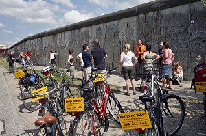 BERLIN ON BIKE, BERLIN A VELO, VISITE GUIDEE DE LA VILLE, SUR LES TRACES DU MUR, BERNAUER STRASSE, BERLIN, ALLEMAGNE 