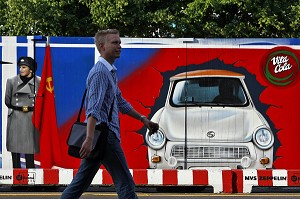 PALISSADE ILLUSTRANT LA GUERRE FROIDE ET CHECKPOINT CHARLIE AVEC LA TRABANT SYMBOLE DE L'ALLEMAGNE DE L'EST, BERLIN, ALLEMAGNE 