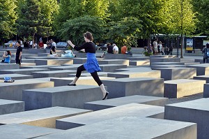 MEMORIAL DE L'HOLOCAUSTE, HOLOCAUST MAHNMAL DE PETER EISENMANN. CHAMP DE 2 711 STELES DE BETON INAUGURE EN 2005. LE SOUS-SOL ABRITE UN CENTRE D'INFORMATION SUR LA SHOAH ET LE GENOCIDE DES JUIFS EUROPEENS, BERLIN, ALLEMAGNE 