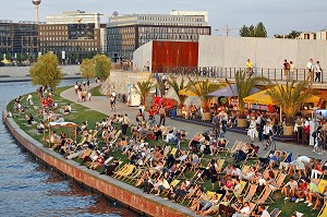 PLAGE ET TRANSATS, CHAISE LONGUE EN BORD DE SPREE, BERLIN, ALLEMAGNE 