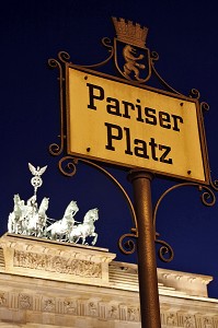 PORTE DE BRANDEBOURG, BRANDENBURGER TOR SUR PARISER PLATZ. ERIGEE PAR CARL GOTTHARD LANGHANS (1791) ET COIFFEE DU CELEBRE QUADRIGE DE JOHAN GOTTFRIED SCHADOW (1795), BERLIN, ALLEMAGNE 