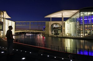 'BAND DES BUNDES', LE RUBAN FEDERAL, OU DE NOMBREUSES INSTITUTIONS FEDERALES ONT ELU DOMICILE  AU BORD DE LA SPREE, BERLIN, ALLEMAGNE 