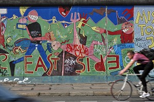 EAST SIDE GALLERY (MAUER GALERIE), LA GALERIE A CIEL OUVERT DE LA MUHLENSTRASSE, OEUVRE DE 118 ARTISTES VENUS DE 21 PAYS, CONSTITUE LE PLUS LONG TRONCON CONSERVE (1 300 M) DE L'ANCIEN 'RIDEAU DE FER'. REALISE EN JANVIER 1990, BERLIN, ALLEMAGNE 