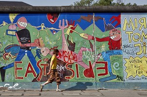 EAST SIDE GALLERY (MAUER GALERIE), LA GALERIE A CIEL OUVERT DE LA MUHLENSTRASSE, OEUVRE DE 118 ARTISTES VENUS DE 21 PAYS, CONSTITUE LE PLUS LONG TRONCON CONSERVE (1 300 M) DE L'ANCIEN 'RIDEAU DE FER'. REALISE EN JANVIER 1990, BERLIN, ALLEMAGNE 