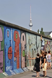 EAST SIDE GALLERY (MAUER GALERIE), LA GALERIE A CIEL OUVERT DE LA MUHLENSTRASSE, OEUVRE DE 118 ARTISTES VENUS DE 21 PAYS, CONSTITUE LE PLUS LONG TRONCON CONSERVE (1 300 M) DE L'ANCIEN 'RIDEAU DE FER'. REALISE EN JANVIER 1990, BERLIN, ALLEMAGNE 