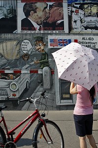 BAISER LANGOUREUX ENTRE HONECKER ET BREJNEV (DIMITRI VRUBEL) AVEC LA TRABANT QUI DEFONCE LE MUR, EAST SIDE GALLERY (MAUER GALERIE), BERLIN, ALLEMAGNE 