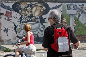 BAISER LANGOUREUX ENTRE HONECKER ET BREJNEV (DIMITRI VRUBEL) AVEC LA TRABANT QUI DEFONCE LE MUR, EAST SIDE GALLERY (MAUER GALERIE), BERLIN, ALLEMAGNE 