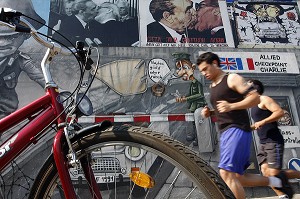 BAISER LANGOUREUX ENTRE HONECKER ET BREJNEV (DIMITRI VRUBEL) AVEC LA TRABANT QUI DEFONCE LE MUR, EAST SIDE GALLERY (MAUER GALERIE), BERLIN, ALLEMAGNE 