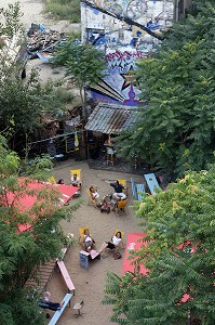 TACHELES, ANCIEN SQUAT, PORTE-DRAPEAU DE L'UNDERGROUND POLITICO ARTISTIQUE DANS LES ANNEES 1990.  CE MAGASIN DES ANNEES 1920, 'SQUATTE' PAR UNE TRENTAINE D'ATELIERS ALTERNATIFS A ETE CLASSE MONUMENT HISTORIQUE, BERLIN, ALLEMAGNE 