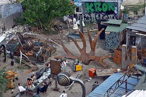 TACHELES, ANCIEN SQUAT, PORTE-DRAPEAU DE L'UNDERGROUND POLITICO ARTISTIQUE DANS LES ANNEES 1990.  CE MAGASIN DES ANNEES 1920, 'SQUATTE' PAR UNE TRENTAINE D'ATELIERS ALTERNATIFS A ETE CLASSE MONUMENT HISTORIQUE, BERLIN, ALLEMAGNE 