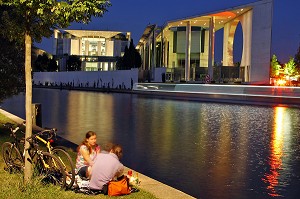 COUPLE AU BORD DE LA SPREE DEVANT LA CHANCELLERIE, BUNDESKANZLERAMT, SIGNE AXEL SCHULTES ET CHARLOTTE FRANK (2001) DU REICHTAG, BERLIN, ALLEMAGNE 