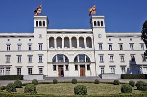 LA GARE DE HAMBOURG ET LE MUSEE D'ART CONTEMPORAIN HAMBURGER BAHNHOF MUSEUM FUR GEGENWART BERLIN. MUSEE D'ART CONTEMPORAIN, AMENAGE PAR JOSEF PAUL KLEIHUES DANS UNE GARE DESAFFECTEE (1874), BERLIN, ALLEMAGNE 