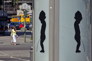 TOILETTES PUBLICS IMPLANTES DANS LES RUES DE BERLIN. , BERLIN, ALLEMAGNE 