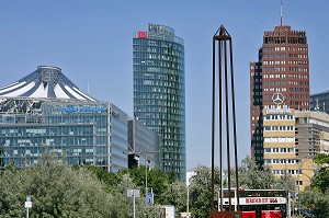 BUILDINGS DE LA POTSDAMER PLATZ, SONY CENTER, DB TOWER SONY CENTER (ARCHITECTE : HELMUT JAHN), LE GRATTE CIEL DE 25 ETAGES EN BRIQUE ET GRANIT REALISE PAR L'ALLEMAND HANS KOLLHOFF (1999) ET TOUR MERCEDES BENZ, BERLIN, ALLEMAGNE 