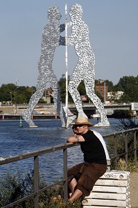 MOLECULE MAN DE L'AMERICAIN JONATHAN BOROFSKY (1999) SYMBOLISE LA REUNION DES TROIS DISTRICTS, KREUZEBERG (AU NORD), FRIEDRICHSHAIN (EN FACE) AND TREPTOW, JADIS ISOLES PAR LE MUR. BERLIN, ALLEMAGNE 