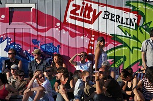 PLAGE ET CAFE, BAR SAISONNIER EN BORD DE SPREE SUR LE SITE DE EAST SIDE GALLERY (MAUER GALERIE), BERLIN, ALLEMAGNE 