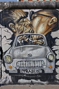 BAISER LANGOUREUX ENTRE HONECKER ET BREJNEV (DIMITRI VRUBEL) AVEC LA TRABANT QUI DEFONCE LE MUR, EAST SIDE GALLERY (MAUER GALERIE), BERLIN, ALLEMAGNE 