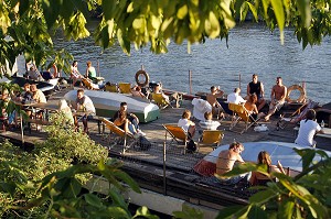 BATEAU CAFE, BAR SUR LA SPREE PROCHE SITE DE EAST SIDE GALLERY, BERLIN, ALLEMAGNE 