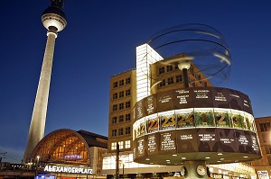 ALEXANDERPLATZ, TOUR DE TELEVISION, FERNSEHTURM ET HORLOGE UNIVERSELLE URANIA, WELTZEITUHR CONCUE EN 1969 PAR ERICH JOHN, DONNE LES FUSEAUX HORAIRES DES PRINCIPALES VILLES DU MONDE. , BERLIN, ALLEMAGNE 