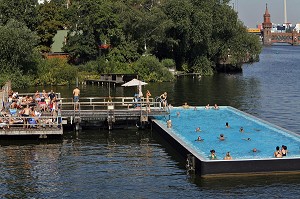 BADESCHIFF SUR LA SPREE, BADESCHIFF AN DER SPREE, PISCINE EN PLEIN AIR, COMPLEXE DE L'ARENA, TREPTOWER PARK ET PONT OBERBAUMBRUCKE, BERLIN, ALLEMAGNE 