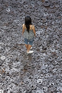 MUSEE JUIF REALISE PAR L'ARCHITECTE AMERICAIN JUIF NE EN POLOGNE DANIEL LIBESKIND, MENASHE KADISHMAN, INSTALLATION SHALECHET (GEFALLENES LAUB, LE FEUILLAGE TOMBE LES MASQUES DE LA MORT),  JUDISCHES MUSEUM, BERLIN, ALLEMAGNE 