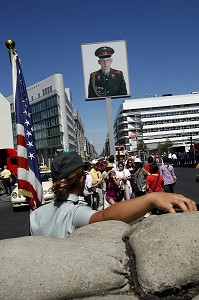 CHECKPOINT CHARLIE, SUR LA FRIEDRICH STRASSE LE CELEBRE POINT DE PASSAGE ENTRE LE SECTEUR AMERICAIN ET LE SECTEUR SOVIETIQUE. C'EST EN EFFET A CE CARREFOUR QUE LA GUERRE FROIDE CONNUT L'UNE DE SES PLUS GRANDES EPREUVES DE FORCES. C'EST ICI QUE DES CHARS AMERICAINS ET SOVIETIQUES SE FIRENT FACE EN OCTOBRE 1961. PENDANT 48 HEURES, LA SITUATION FUT HALETANTE CAR DE SON ISSUE RESULTAIT LA GUERRE OU LA PAIX. APRES DE NOMBREUX ECHANGES TELEPHONIQUES ENTRE LES DEUX GRANDS ENTRE LES AMERICAINS ET LES SOVIETIQUE, LES CHARS SE RETIRERENT. A L'OCCASION DU 40EME ANNIVERSAIRE DE LA CONSTRUCTION DU MUR DE BERLIN, CHECKPOINT CHARLIE RETROUVA SES COULEURS D'ORIGINE ET ENTRE AUTRE LE POSTE DE GARDE BLANC DE L'ARMEE AMERICAINE Y FUT REINSTALLE., BERLIN, ALLEMAGNE 