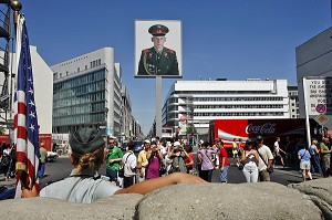 CHECKPOINT CHARLIE, SUR LA FRIEDRICH STRASSE LE CELEBRE POINT DE PASSAGE ENTRE LE SECTEUR AMERICAIN ET LE SECTEUR SOVIETIQUE. C'EST EN EFFET A CE CARREFOUR QUE LA GUERRE FROIDE CONNUT L'UNE DE SES PLUS GRANDES EPREUVES DE FORCES. C'EST ICI QUE DES CHARS AMERICAINS ET SOVIETIQUES SE FIRENT FACE EN OCTOBRE 1961. PENDANT 48 HEURES, LA SITUATION FUT HALETANTE CAR DE SON ISSUE RESULTAIT LA GUERRE OU LA PAIX. APRES DE NOMBREUX ECHANGES TELEPHONIQUES ENTRE LES DEUX GRANDS ENTRE LES AMERICAINS ET LES SOVIETIQUE, LES CHARS SE RETIRERENT. A L'OCCASION DU 40EME ANNIVERSAIRE DE LA CONSTRUCTION DU MUR DE BERLIN, CHECKPOINT CHARLIE RETROUVA SES COULEURS D'ORIGINE ET ENTRE AUTRE LE POSTE DE GARDE BLANC DE L'ARMEE AMERICAINE Y FUT REINSTALLE., BERLIN, ALLEMAGNE 