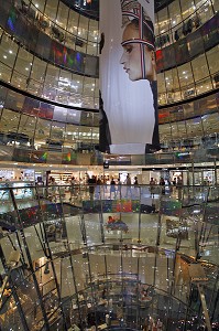 CONE GEANT EN VERRE TRANSLUCIDE DES GALERIES LAFAYETTE CONCU PAR JEAN NOUVEL, BERLIN, ALLEMAGNE 