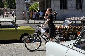 FEMME A VELO ET TRABANT, LA VOITURE FAMILIALE DE L'EX RDA DEVENUE CULTE, BERLIN, ALLEMAGNE 