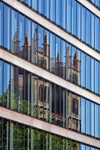 DANS LA RUE DE WERDER (WERDER STRASSE) CETTE IMAGE RELIE L'ANCIEN ET LE MODERNE. LA VIEILLE EGLISE DE FRIEDRICHSWERDERSCHE KIRCHE CONSTRUITE EN 1824 - 1831 PAR L'ARCHITECTE KARL FRIEDRICH SCHINKEL SE REFLETE DANS LA FACADE VITREE DU MINISTERE DES AFFAIRES ETRANGERES (AUSWARTIGES AMT). (FINI EN 1830, LE PREMIER DU STYLE NEOGOTHIQUE SUR BERLIN CET EDIFICE A UNE GRANDE IMPORTANCE ET SERT DE MODELE POUR LA CONSTRUCTION DES EGLISES JUSQU'A LA FIN DU 19EME SIECLE), BERLIN, ALLEMAGNE 