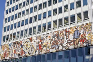 MAISON DE L'ENSEIGNANT, HAUS DES LEHRERS ELLE ARBORE DEPUIS 1964 LA GIGANTESQUE FRISE DE WALTER WOMACKA.  INSPIREE DES PEINTURES MURALES MEXICAINES, LA MOSAIQUE EXPOSE SUR 7 M DE HAUT ET 125 M DE LONG LES VERTUS DE LA PEDAGOGIE. , BERLIN, ALLEMAGNE 
