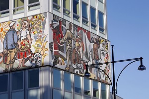 MAISON DE L'ENSEIGNANT, HAUS DES LEHRERS ELLE ARBORE DEPUIS 1964 LA GIGANTESQUE FRISE DE WALTER WOMACKA.  INSPIREE DES PEINTURES MURALES MEXICAINES, LA MOSAIQUE EXPOSE SUR 7 M DE HAUT ET 125 M DE LONG LES VERTUS DE LA PEDAGOGIE. , BERLIN, ALLEMAGNE 