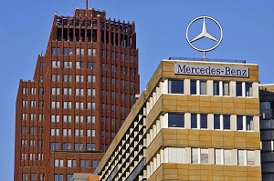 BUILDINGS DE LA POTSDAMER PLATZ, IMMEUBLE MERCEDES BENZ LE GRATTE CIEL DE 25 ETAGES EN BRIQUE ET GRANIT REALISE PAR L'ALLEMAND HANS KOLLHOFF (1999), BERLIN, ALLEMAGNE 