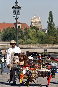 VENDEUR A LA SAUVETTE D'ACCESSOIRES DE L'EX RDA, CASQUETTES, BERETS, PINS, TRABANT MINIATURE... ET SYNAGOGUE, NEUE SYNAGOGE, BERLIN, ALLEMAGNE 