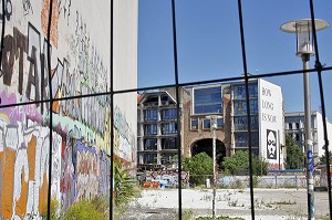 GRAFFITI TACHELES,  TACHELES, ANCIEN SQUAT, PORTE-DRAPEAU DE L'UNDERGROUND POLITICO ARTISTIQUE DANS LES ANNEES 1990.  CE MAGASIN DES ANNEES 1920, 'SQUATTE' PAR UNE TRENTAINE D'ATELIERS ALTERNATIFS A ETE CLASSE MONUMENT HISTORIQUE, BERLIN, ALLEMAGNE 