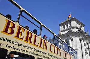 BUS A IMPERIALE DE VISITE TOURISTIQUE DE LA VILLE DEVANT LE PARLEMENT ALLEMAND, DEUTSCHER BUNDESTAG, REICHSTAG, PLATZ DER REPUBLIK, BERLIN, ALLEMAGNE 