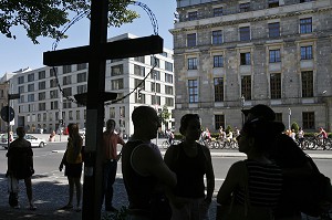 LIEU COMMEMORATIF DES 'CROIX BLANCHES' PRES DU PARLEMENT ALLEMAND. CE MEMORIAL DEDIE A 'TOUTES LES VICTIMES DU MUR', CES CROIX PORTENT LES DATES DE DECES DES VICTIMES, BERLIN, ALLEMAGNE 