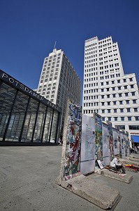 TOURISTES DEVANT DES FRAGMENTS DU MUR DE BERLIN ET DRAPEAU DE L'EX RDA, BERLIN MAUER, POTSDAMER PLATZ, BERLIN, ALLEMAGNE 
