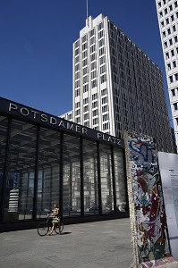 FRAGMENTS DU MUR DE BERLIN ET DRAPEAU DE L'EX RDA, BERLIN MAUER, POTSDAMER PLATZ, BERLIN, ALLEMAGNE 