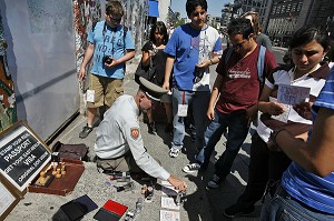 HOMME HABILLE EN MILITAIRE DE L'EX RDA PROPOSE AUX TOURISTES DES TAMPON DE VISA DE LA RDA DEVANT DES FRAGMENTS DU MUR DE BERLIN DE L'EX RDA, BERLIN MAUER, POTSDAMER PLATZ, BERLIN, ALLEMAGNE 